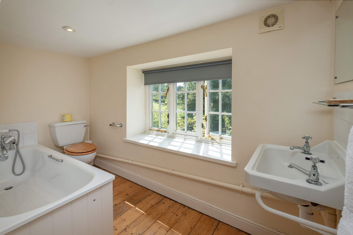 Firts floor shared bathroom Little Mersley Farmhouse