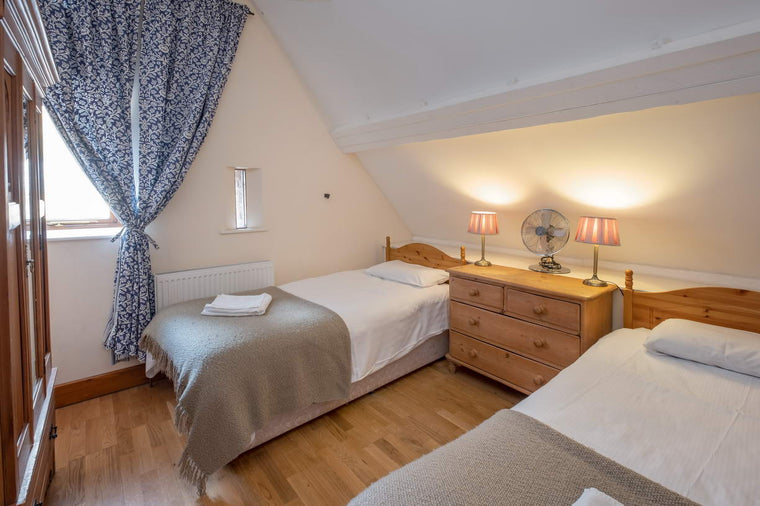 Private room with single bed £485